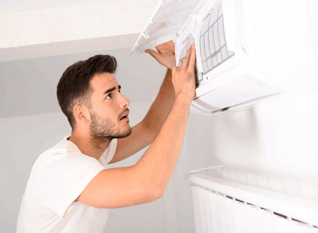 Visite d'entretien d'une climatisation par un technicien frigoriste à Angers