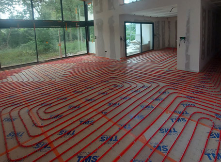 Installation d'un plancher chauffant dans une maison neuve dans le Maine-et-Loire - JCM Confort